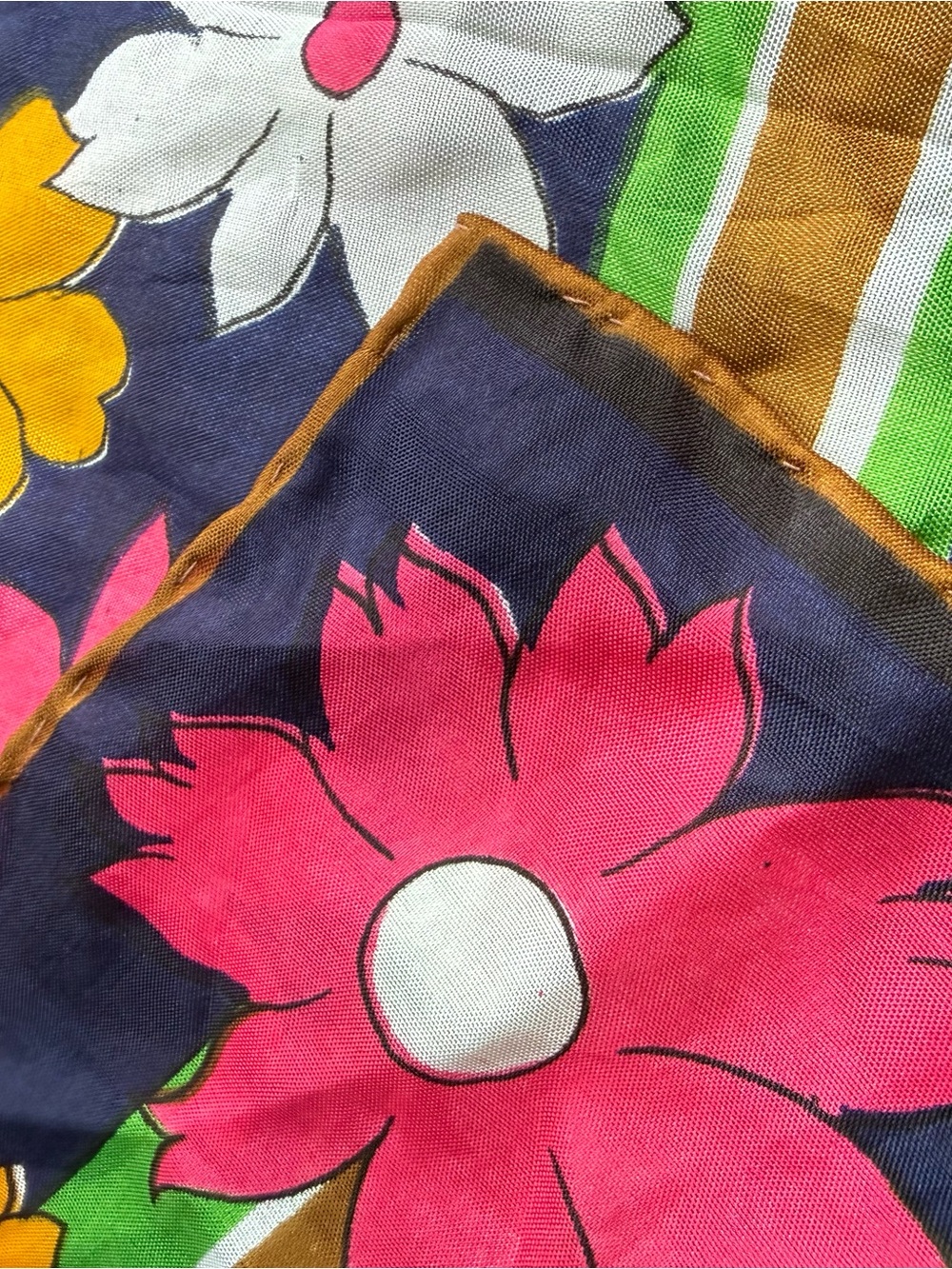 Vintage 70s -Mod Silk Scarf “Flower Power” Daisy Print -Hand Rolled - Picture 5 of 8